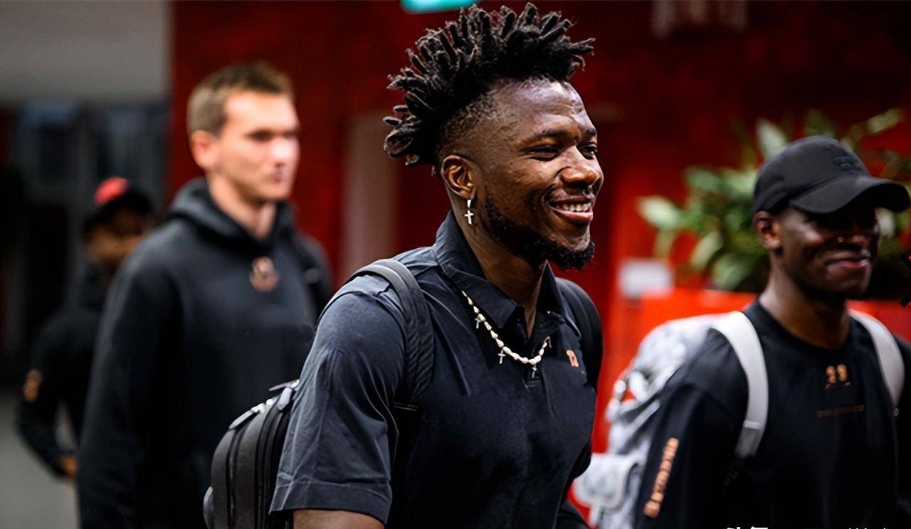 包含费耶诺德发布备战花絮，清晨造点机会，欧冠任务艰巨，年轻球员得到机会的词条