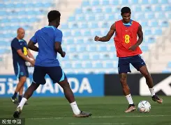 曼联训练开放日，加时末段主帅复盘引欢呼，法国杯在即，轮换策略成焦点(曼联最新消息今天)