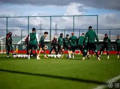 曼联训练开放日，加时末段主帅复盘引欢呼，法国杯在即，轮换策略成焦点(曼联最新消息今天)